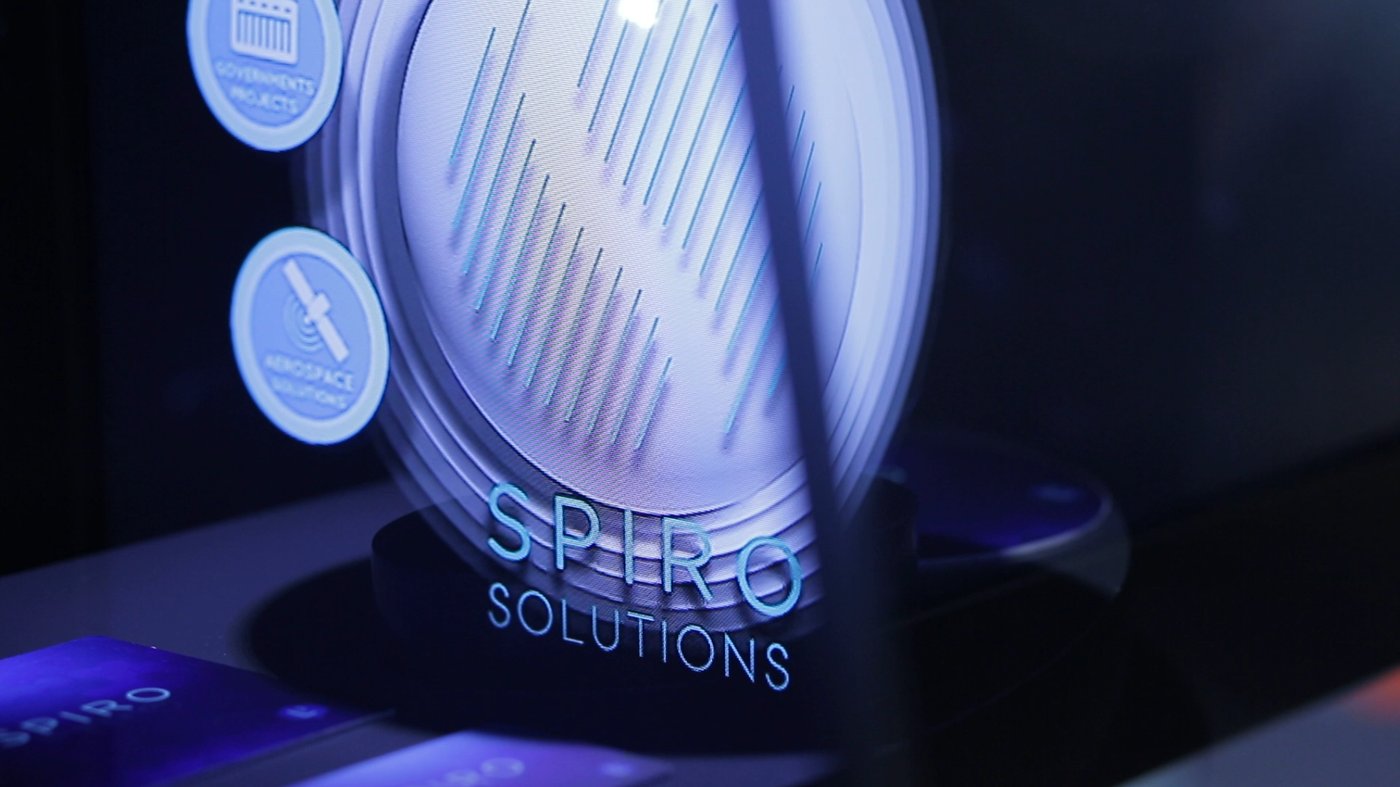 Stand interactivo futurista pantallas LED hologramas tecnológico pantallas LED hologramas táctiles acabados tecnológicos feria IFEMA Madrid