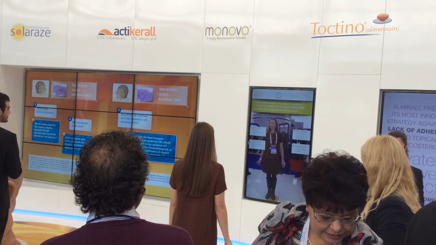 Activación de marca stand Almirall multipantalla videowall LED congreso farmacéutico