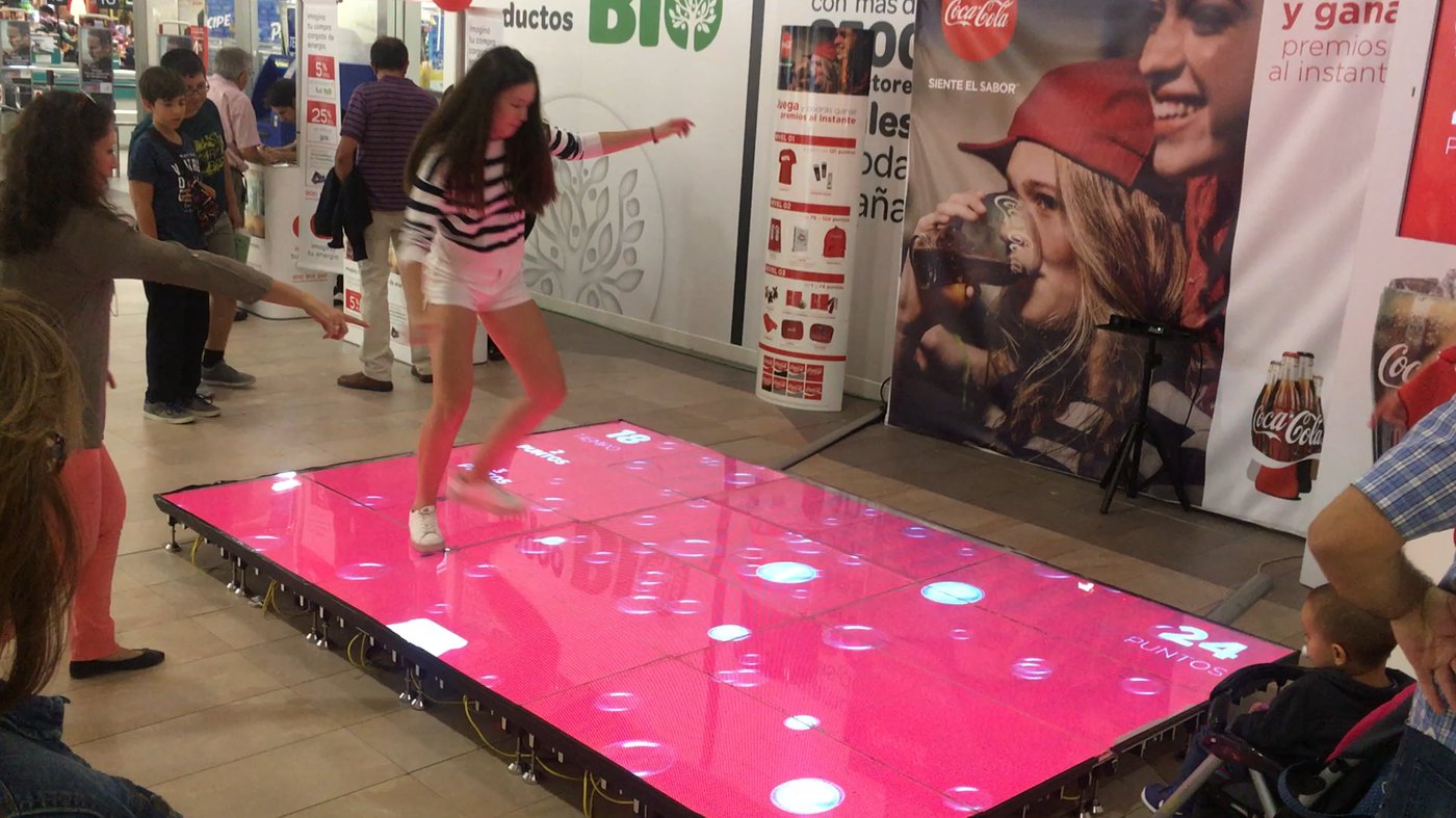 Pabellón Coca-Cola suelo LED interactivo activación BTL supermercado Madrid